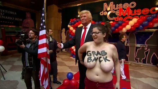Una feminista irrumpe en la inauguración de la estatua de Trump en el Museo de Cera al grito de 'coged el patriarcado por los huevos' Una feminista irrumpe en la inauguración de la estatua de Trump en el Museo de Cera al grito de 'coged el patriarcado por los huevos'