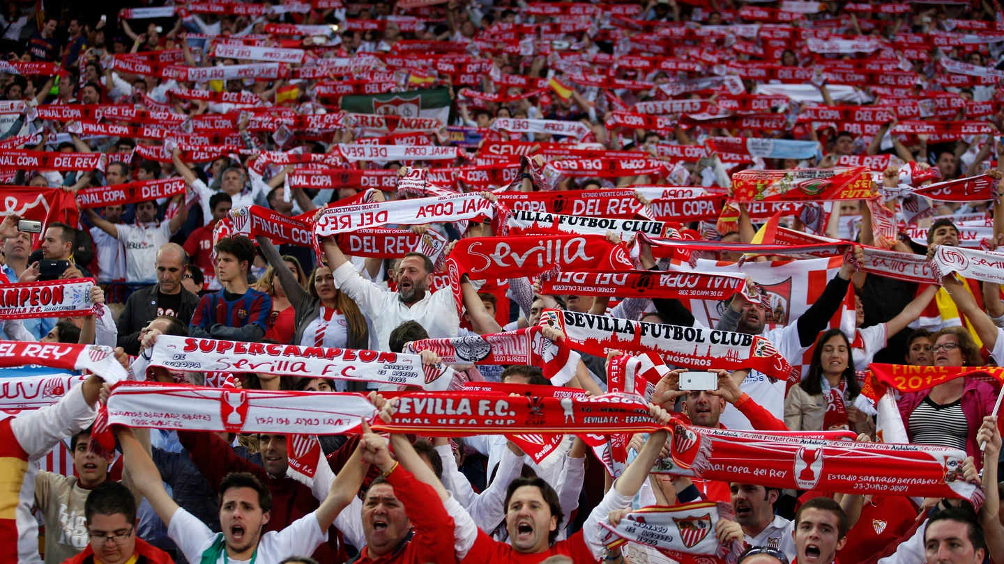La afición del Sevilla, durante la final de la Copa del Rey contra el Barcelona La afición del Sevilla, durante la final de la Copa del Rey contra el Barcelona