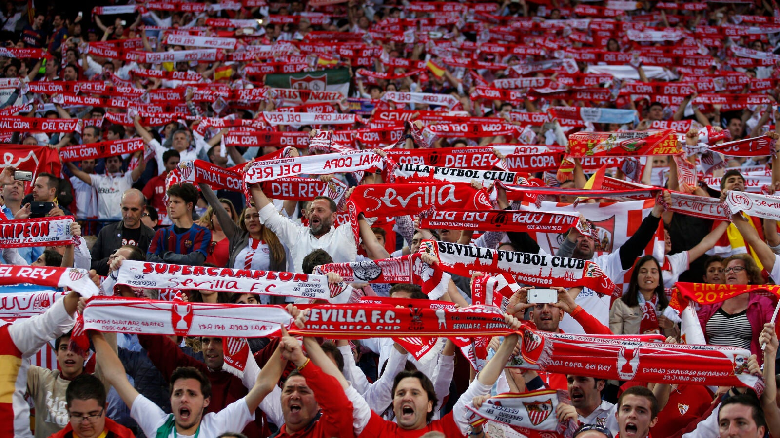 La afici&oacute;n del Sevilla, durante la final de la Copa del Rey contra el Barcelona