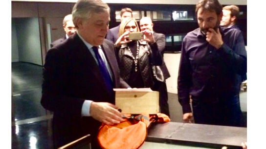 Proactiva Open Arms entrega un chaleco salvavidas a Antonio Trajani