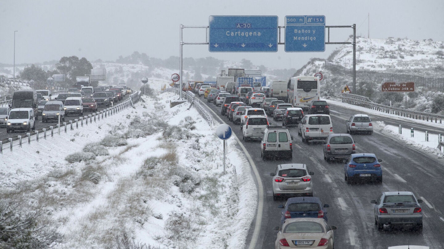 Retenciones por la nevada ca&iacute;da en el Puerto de la Cadena, en Murcia