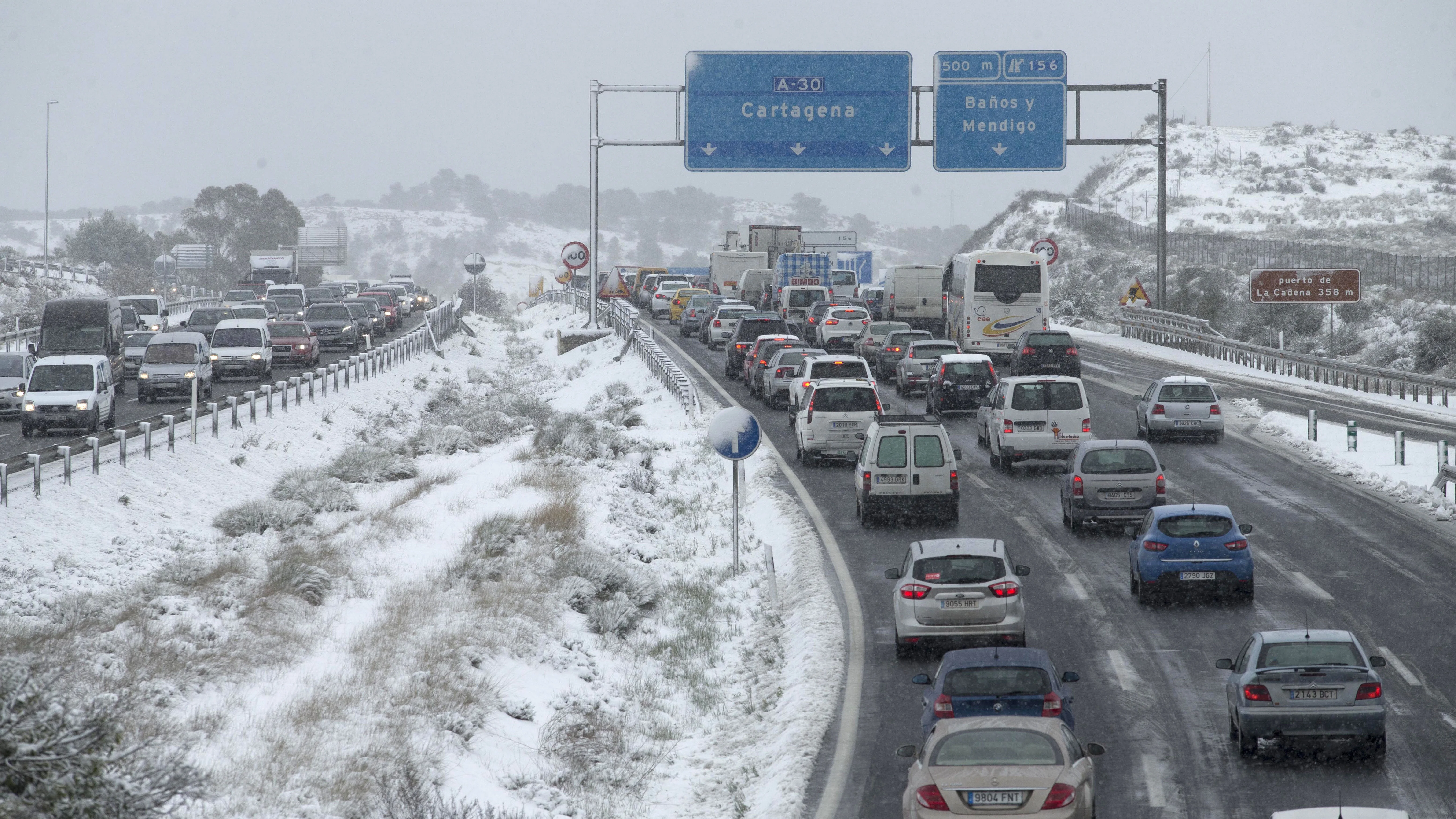 Retenciones por la nevada caída en el Puerto de la Cadena, en Murcia