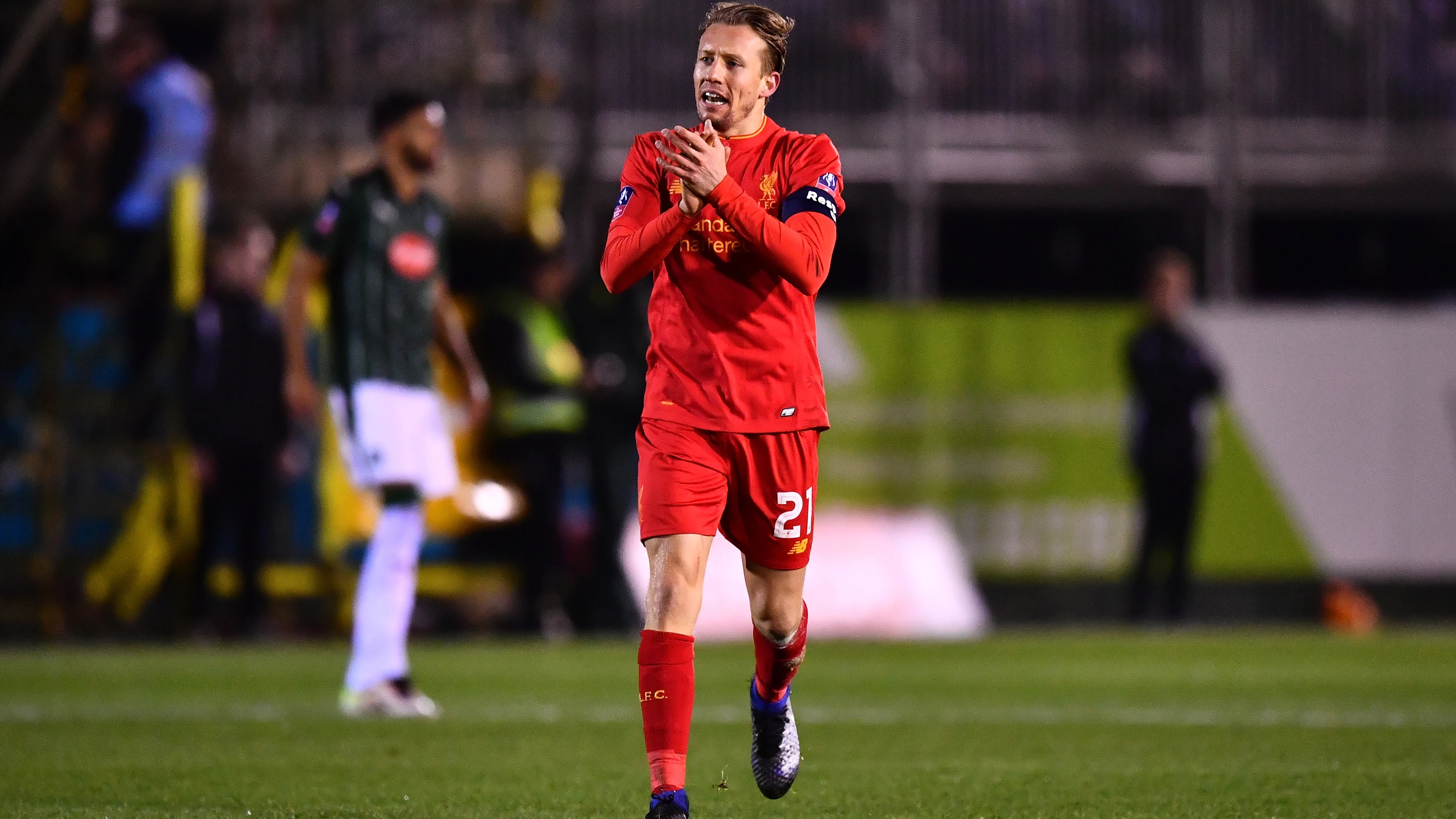 Lucas Leiva celebrando su gol 