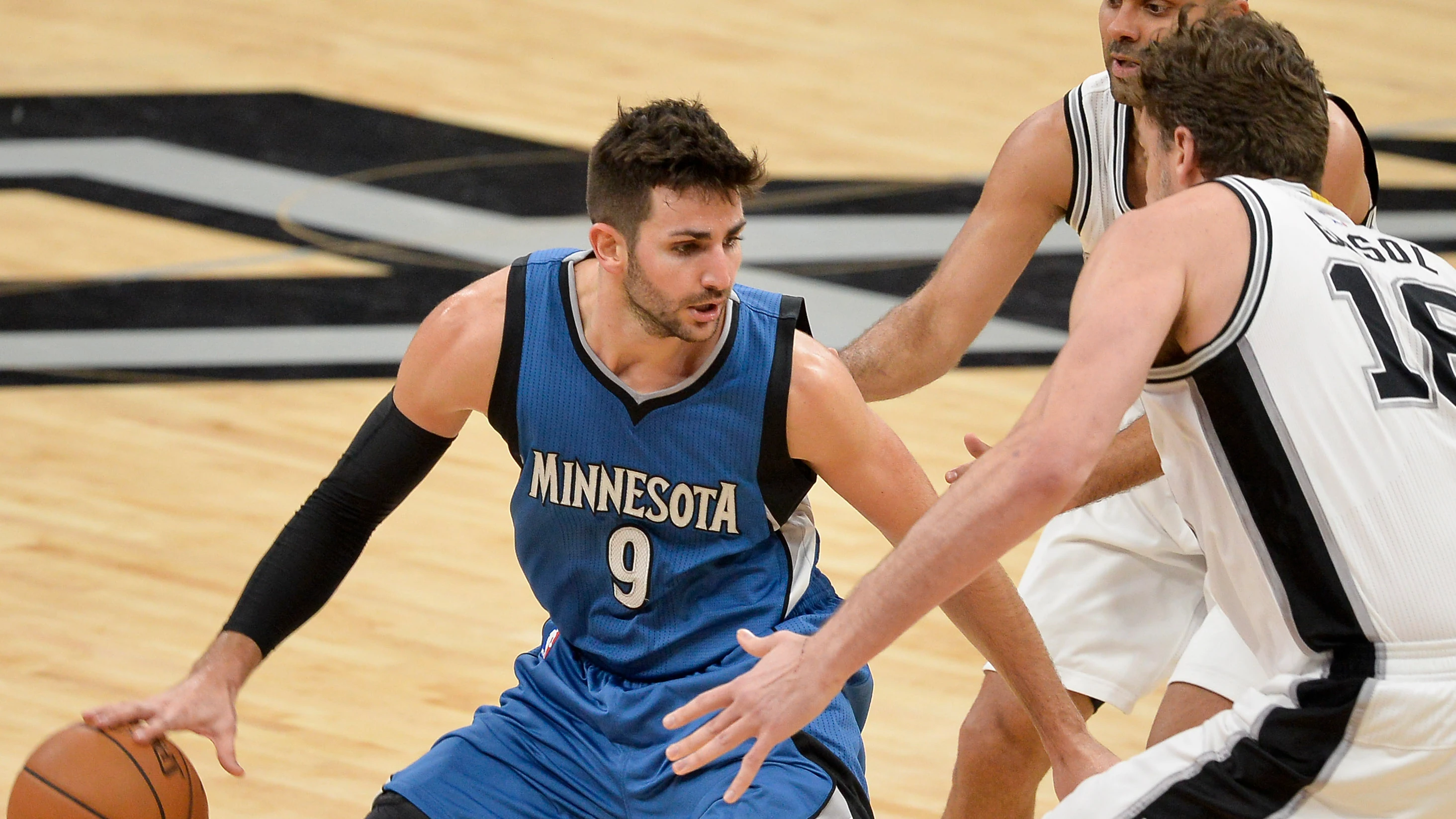 Ricky Rubio, defendido por Tony Parker y Pau Gasol