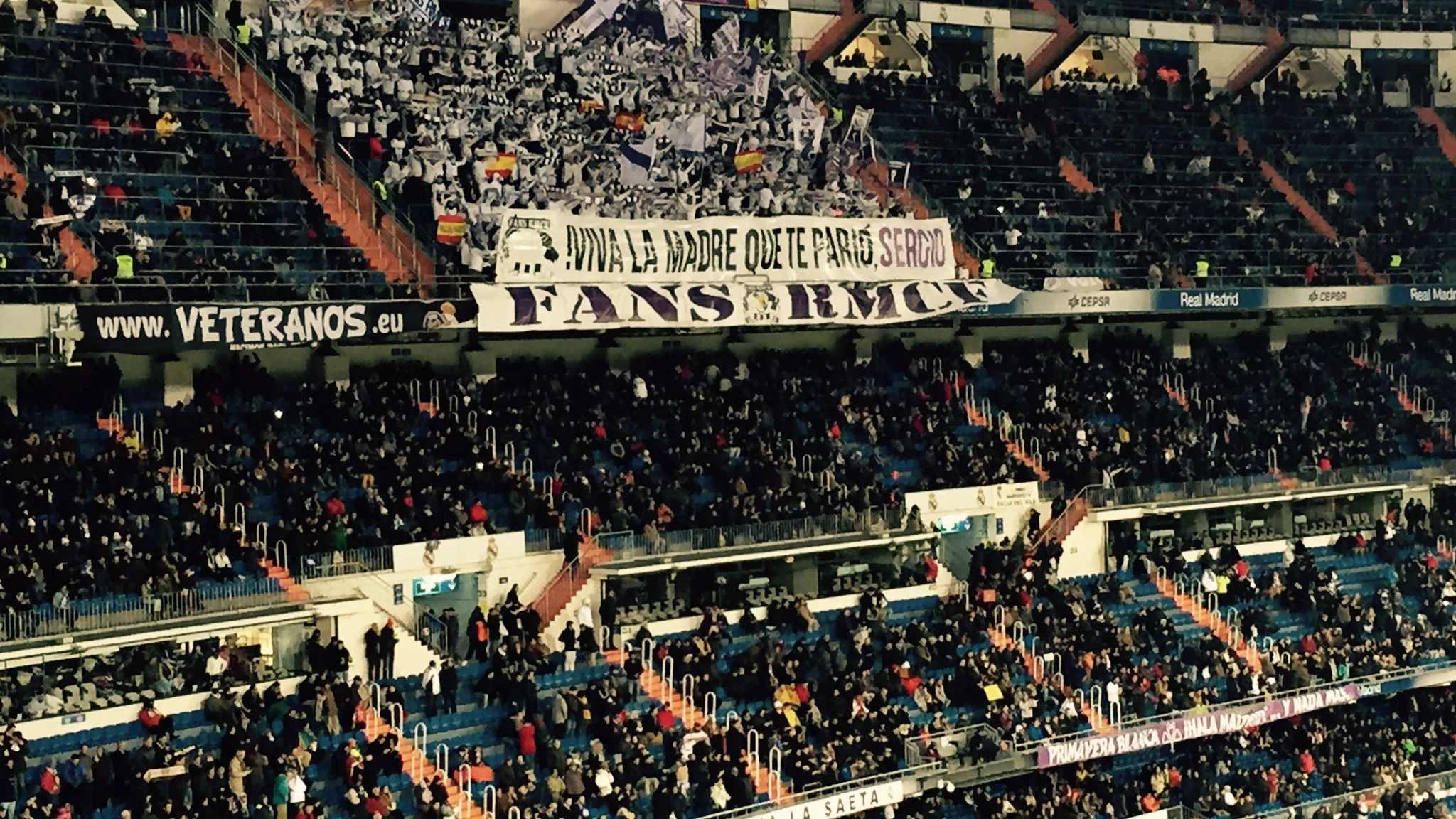 La afici&oacute;n del Real Madrid apoya a Sergio Ramos
