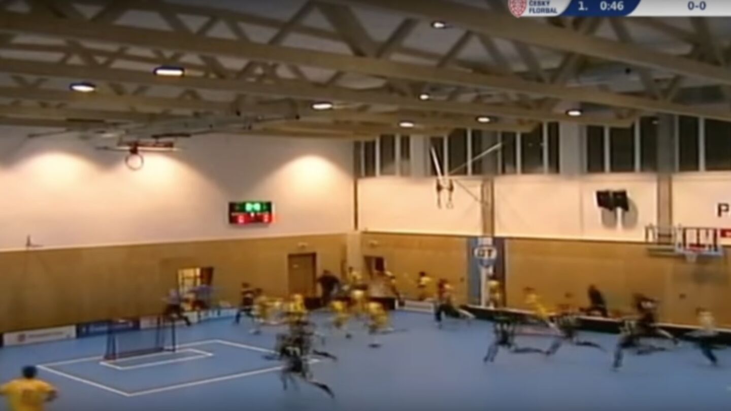 Los deportistas corren antes de que se derrumbe el techo de un pabell&oacute;n