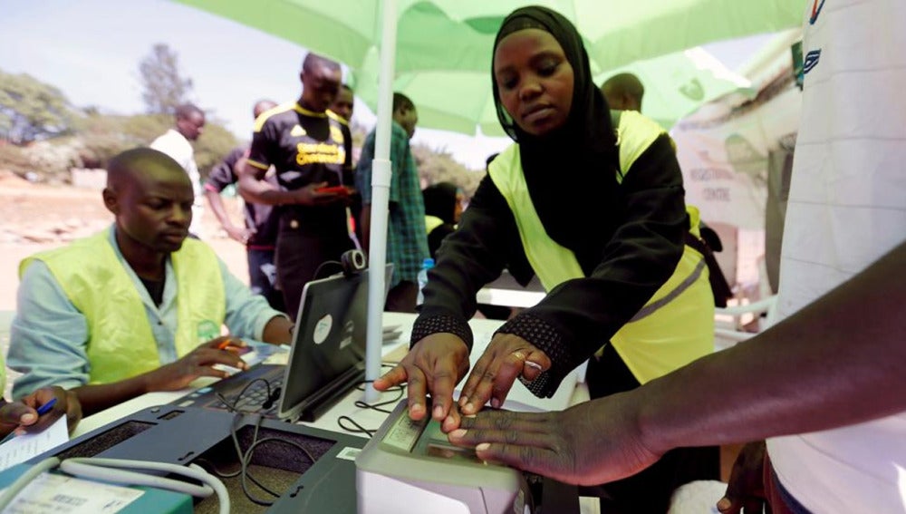 Una funcionaria de Kenia registra a un hombre en un censo electoral