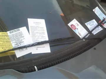 Publicidad en el limpiaparabrisas de un coche Publicidad en el limpiaparabrisas de un coche