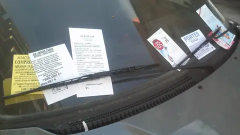 Publicidad en el limpiaparabrisas de un coche Publicidad en el limpiaparabrisas de un coche