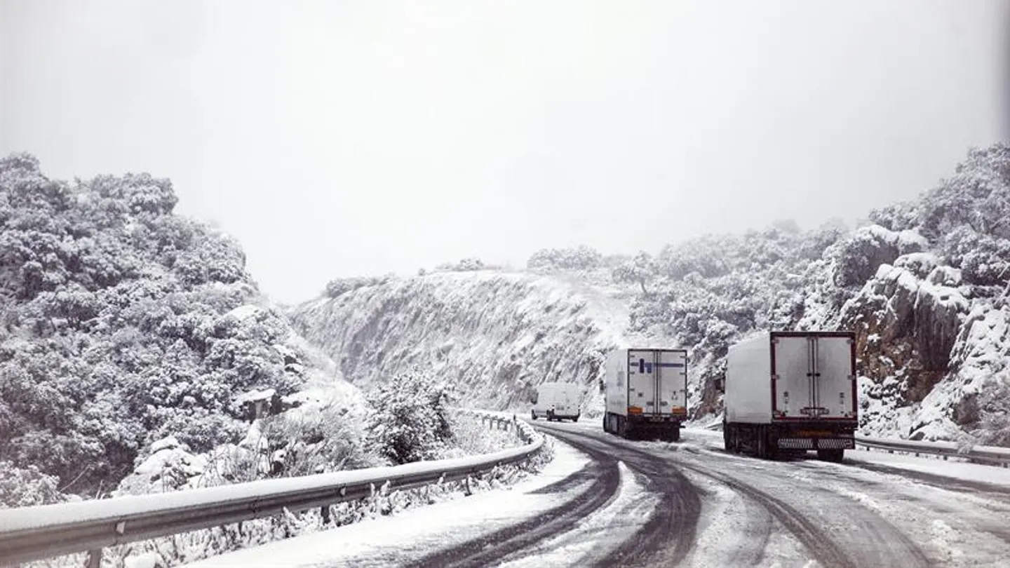 Una carretera congelada cerca de ronda Una carretera congelada cerca de ronda