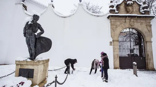 Unos jóvenes hacen un muñeco de nieve en Ronda, Málaga Unos jóvenes hacen un muñeco de nieve en Ronda, Málaga