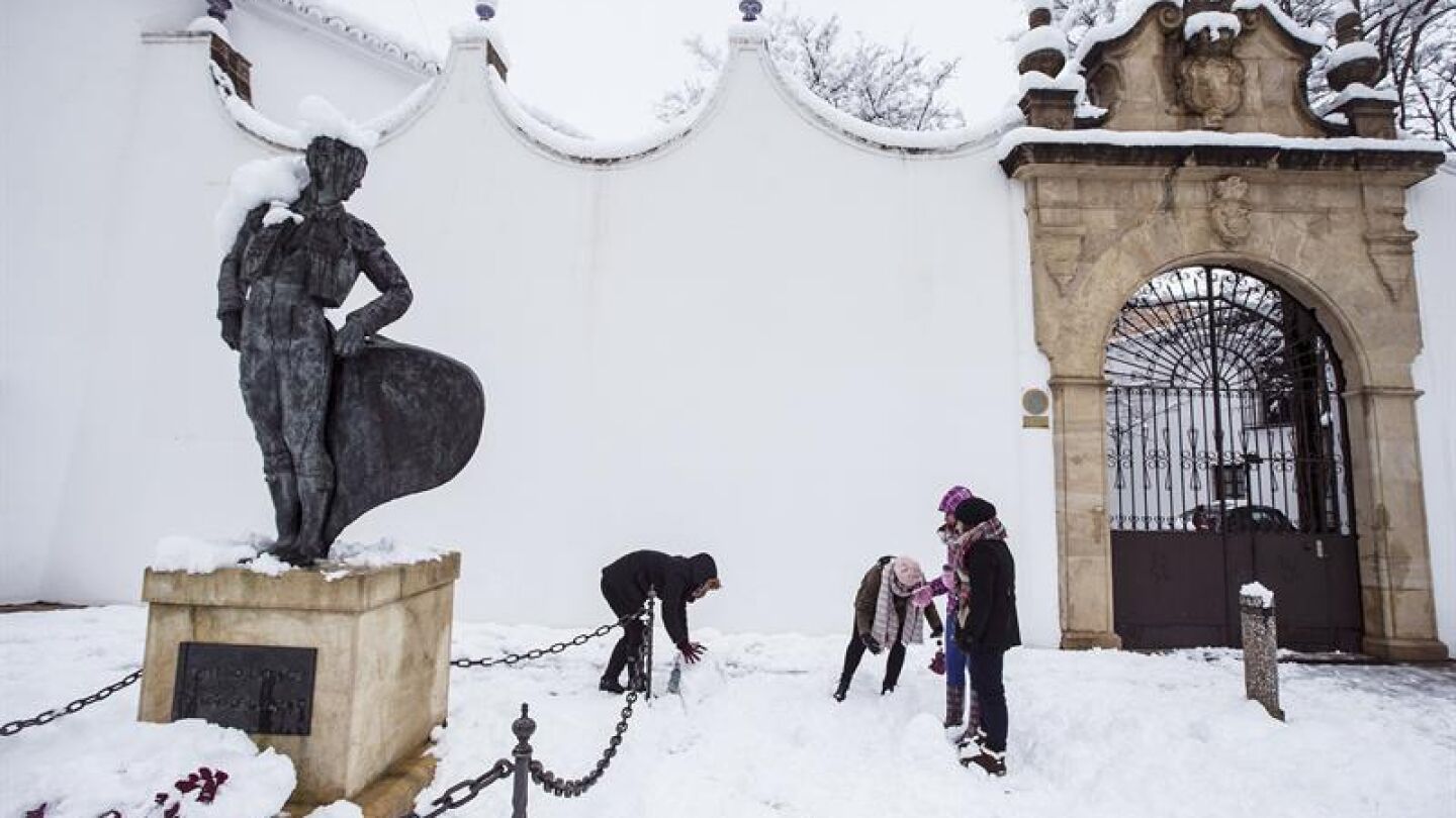 Unos j&oacute;venes hacen un mu&ntilde;eco de nieve en Ronda, M&aacute;laga