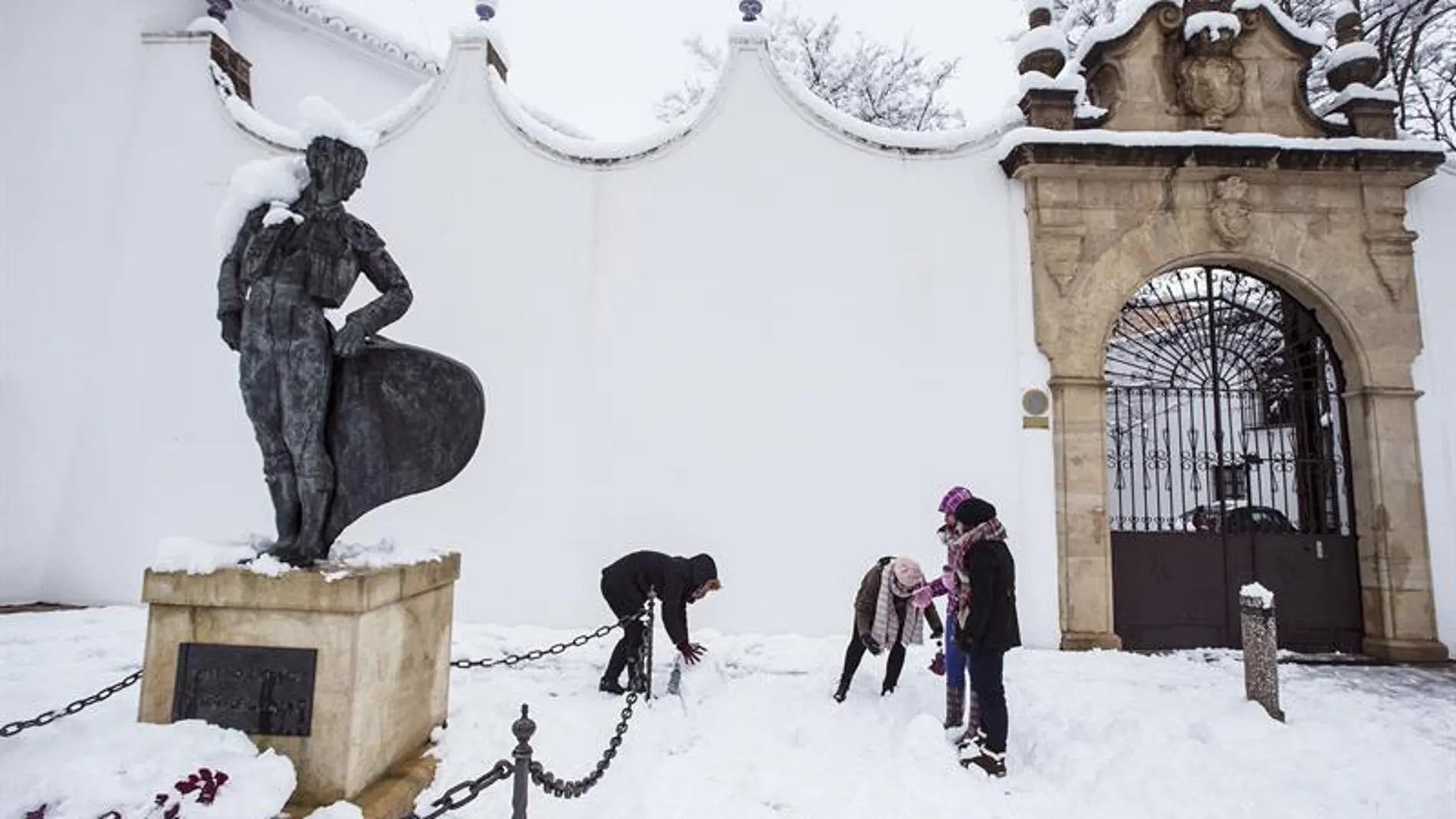 Unos jóvenes hacen un muñeco de nieve en Ronda, Málaga