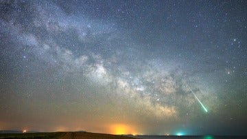 Meteoro procedente del enjambre de las Líridas tomada desde Istria (Croacia) donde se aprecia su tono verdoso tanto en el propio meteoro como en su reflejo en las aguas del mar Adriático