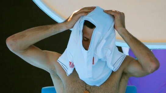 Novak Djokovic se quita la camiseta durante el partido