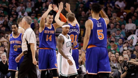 Willy Hernang&oacute;mez celebra una canasta junto a Kuzminskas