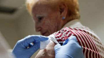 Una mujer recibe una dosis de la vacuna de la gripe