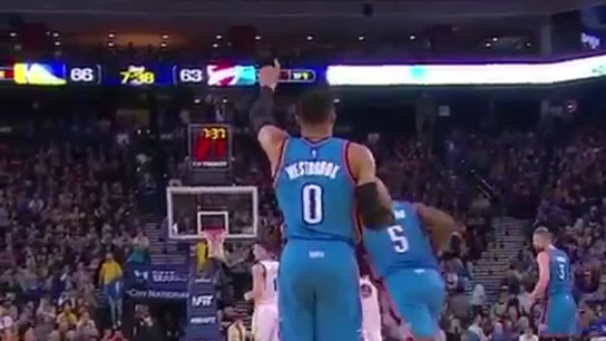 Russell Westbrook avanza sin botar el balón Russell Westbrook avanza sin botar el balón