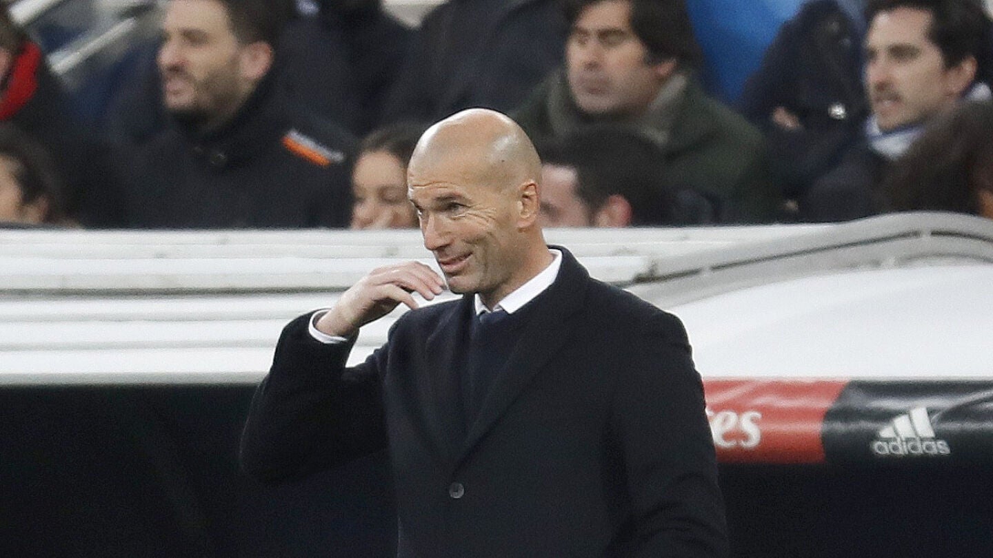 Zinedine Zidane, con cara de circunstancias en la banda