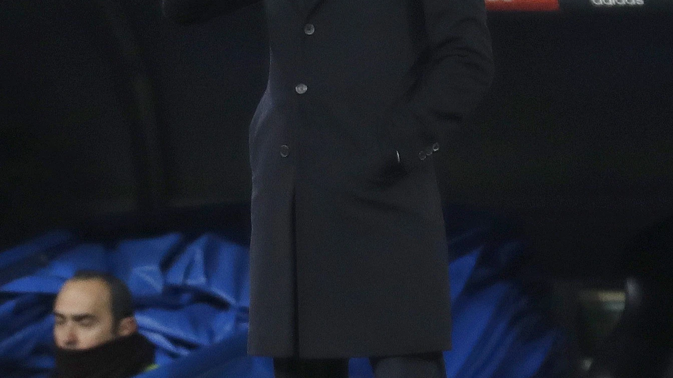 Zinedine Zidane, con cara de circunstancias en la banda Zinedine Zidane, con cara de circunstancias en la banda