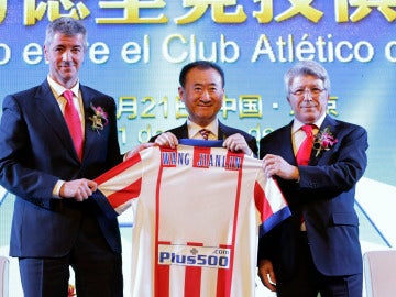 Miguel Ángel Gil y Enrique Cerezo, junto a Wang Jianlin Miguel Ángel Gil y Enrique Cerezo, junto a Wang Jianlin