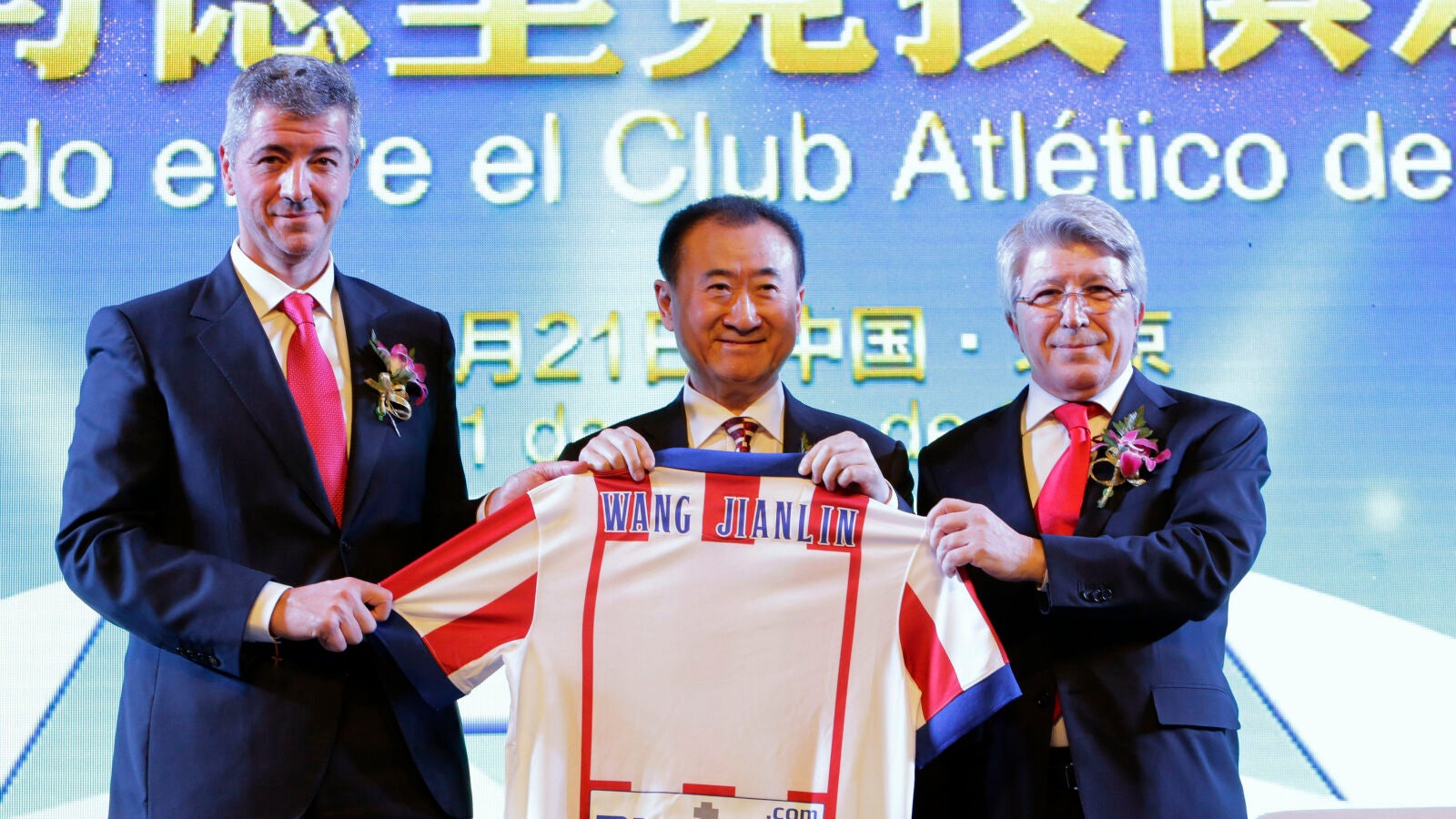 Miguel &Aacute;ngel Gil y Enrique Cerezo, junto a Wang Jianlin