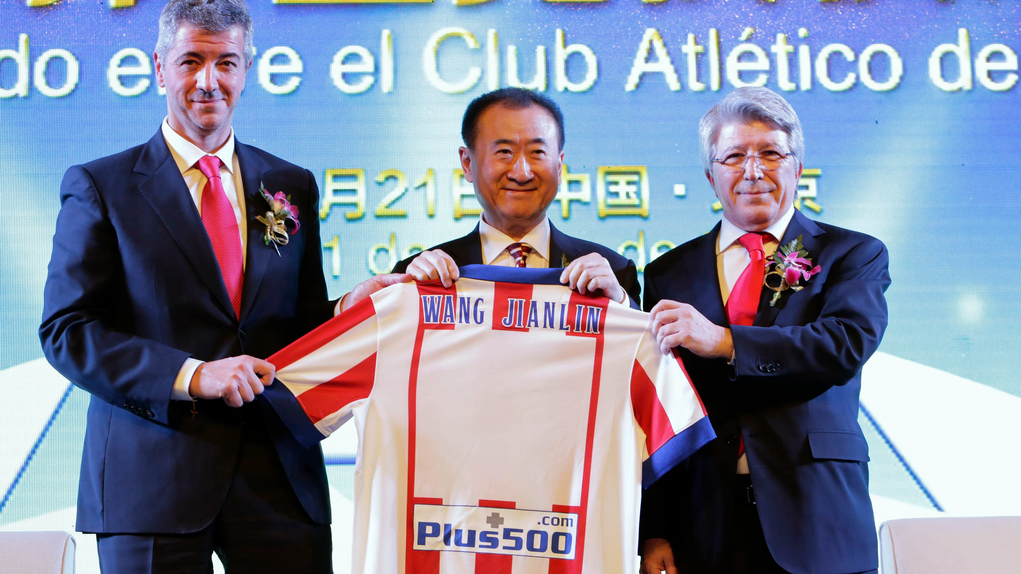 Miguel Ángel Gil y Enrique Cerezo, junto a Wang Jianlin