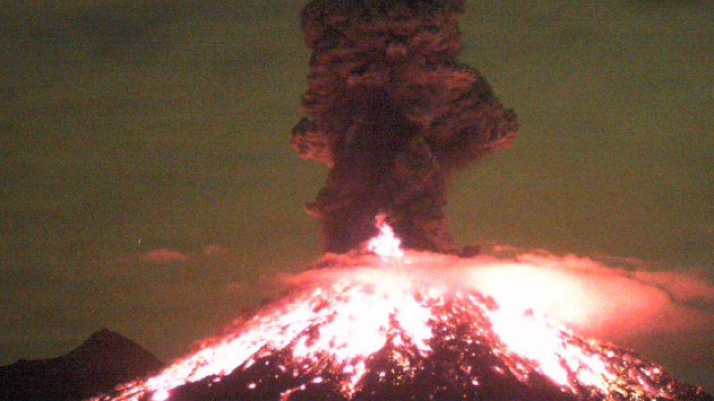 Explosi&oacute;n en el volc&aacute;n de Colima