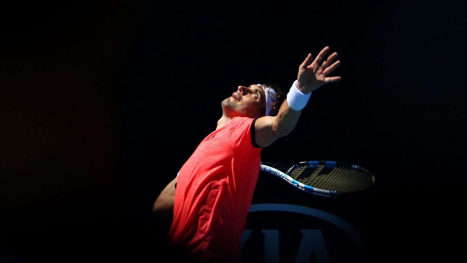 David Ferrer se dispone a sacar ante Escobedo
