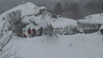 Imagen del hotel sepultado por la nieve y los escombros