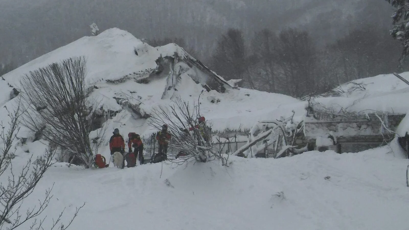 Imagen del hotel sepultado por la nieve y los escombros