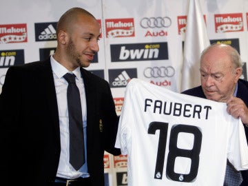 Julien Faubert posa con la camiseta del Real Madrid junto a Alfredo di Stefano Julien Faubert posa con la camiseta del Real Madrid junto a Alfredo di Stefano
