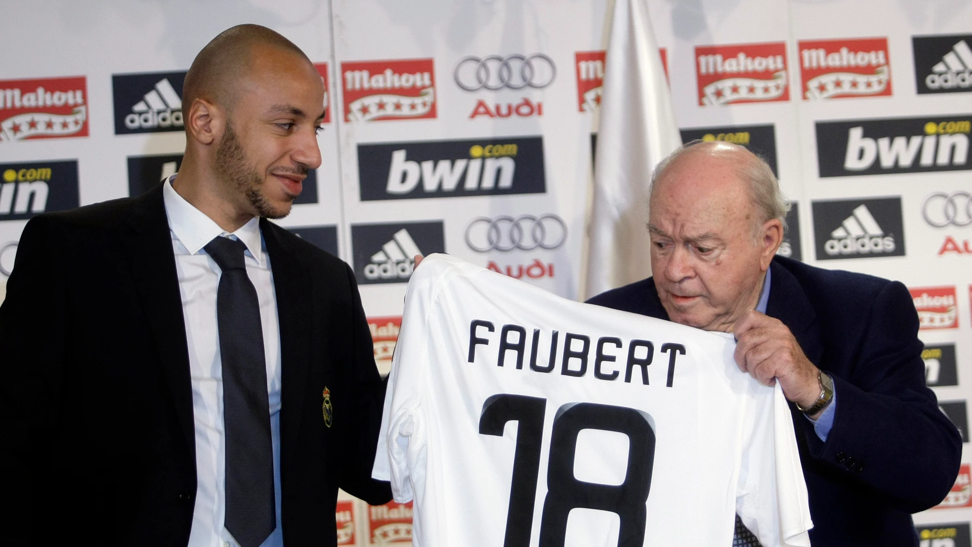 Julien Faubert posa con la camiseta del Real Madrid junto a Alfredo di Stefano
