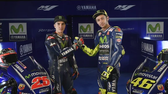 Maverick Viñales y Valentino Rossi, junto a la nueva Yamaha Maverick Viñales y Valentino Rossi, junto a la nueva Yamaha