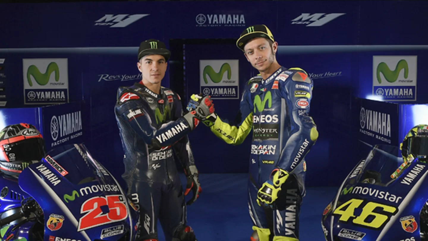 Maverick Viñales y Valentino Rossi, junto a la nueva Yamaha Maverick Viñales y Valentino Rossi, junto a la nueva Yamaha