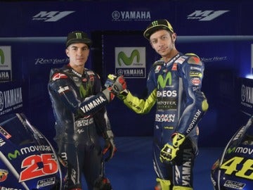 Maverick Vi&ntilde;ales y Valentino Rossi, junto a la nueva Yamaha