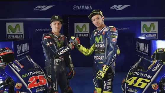 Maverick Viñales y Valentino Rossi, junto a la nueva Yamaha