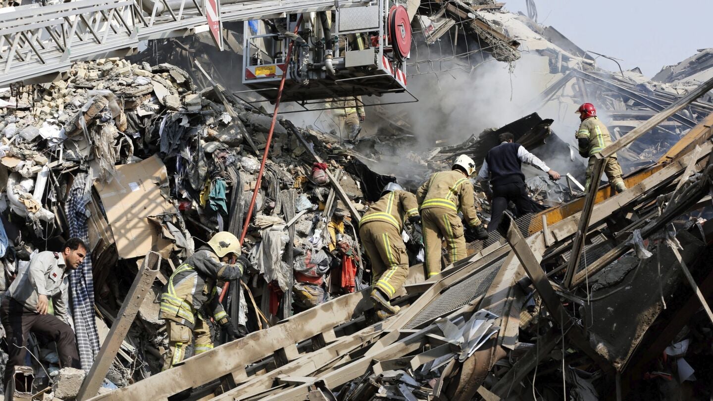 Edificio derrumbado en el centro comercial de Teher&aacute;n
