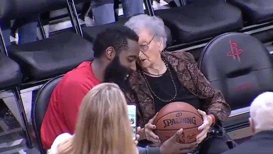 James Harden, regalándole el balón a una fan de los Rockets de 100 años James Harden, regalándole el balón a una fan de los Rockets de 100 años