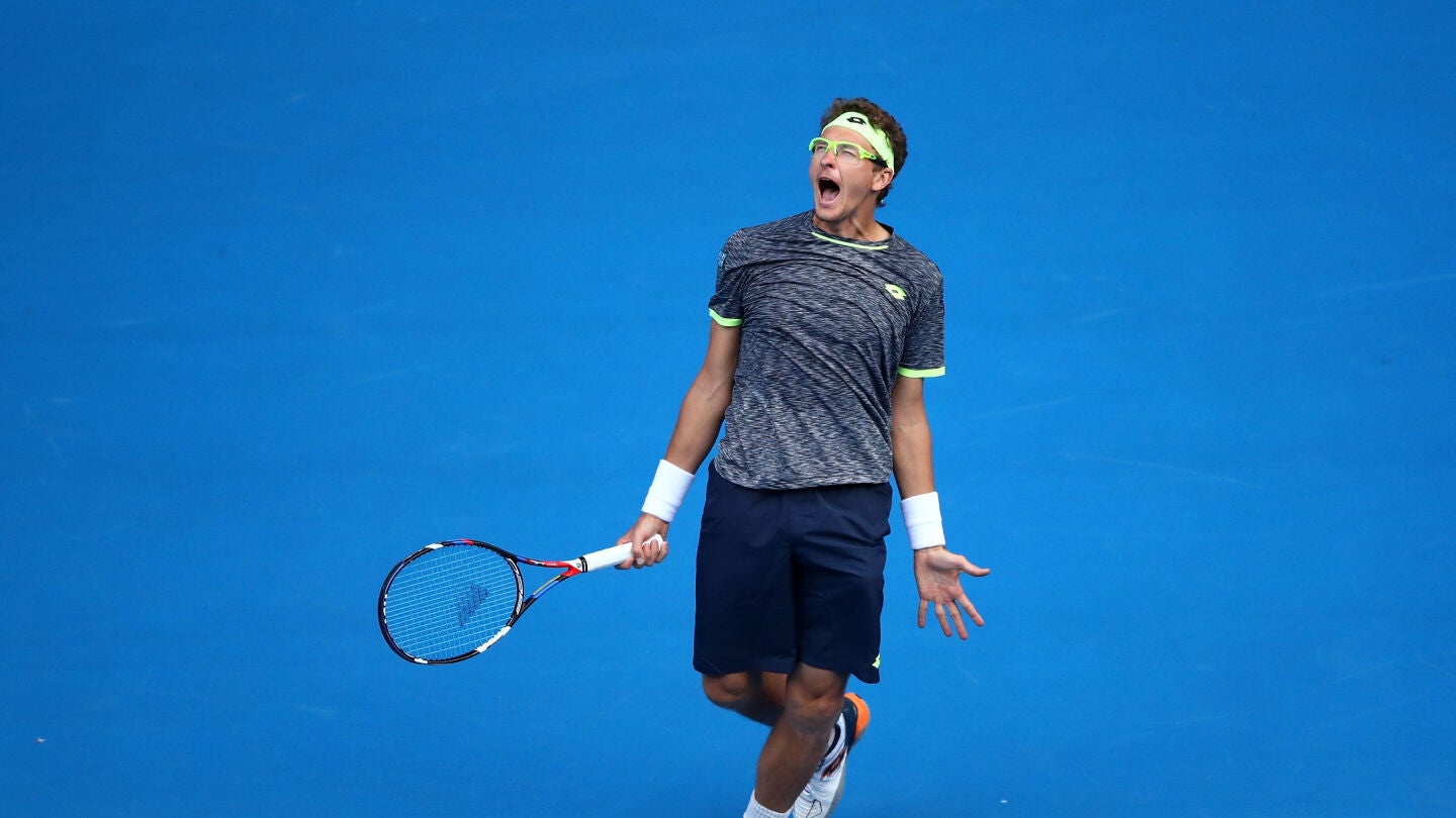 Denis Istomin celebra su victoria sobre Novak Djokovic