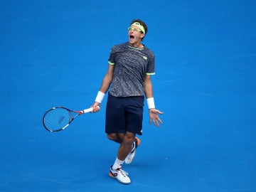 Denis Istomin celebra su victoria sobre Novak Djokovic Denis Istomin celebra su victoria sobre Novak Djokovic