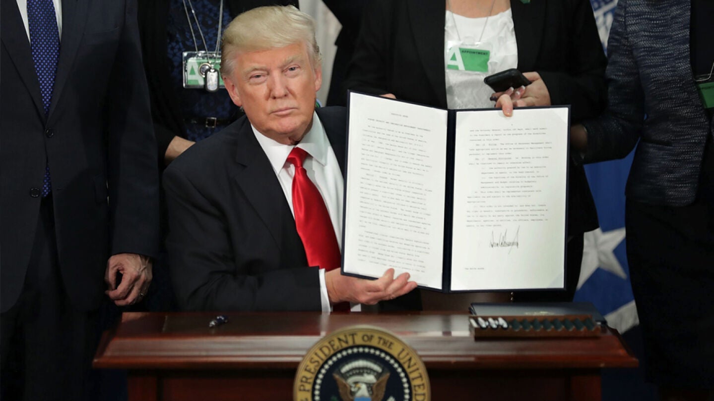 Donald Trump firma el decreto de construcci&oacute;n del muro de M&eacute;xico