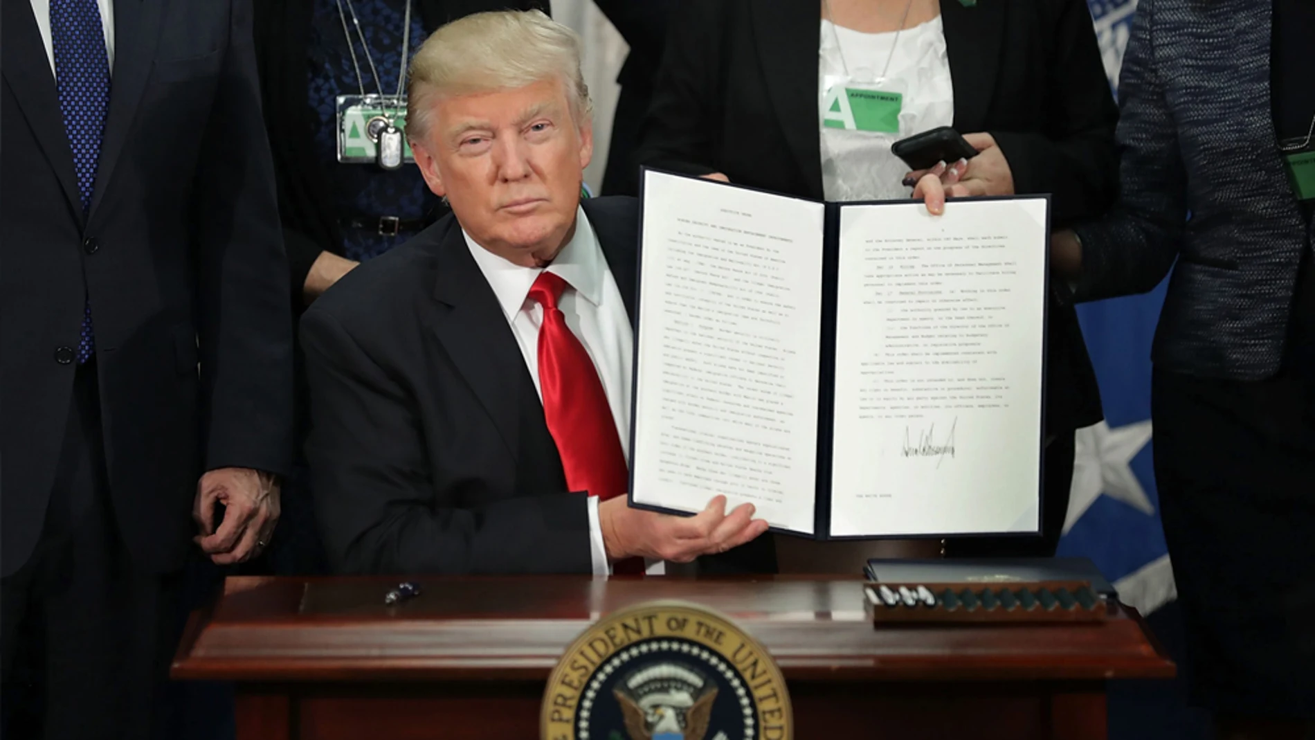 Donald Trump firma el decreto de construcción del muro de México
