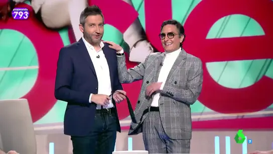 Josie luce un cinturón kilométrico de Vêtements Josie luce un cinturón kilométrico de Vêtements