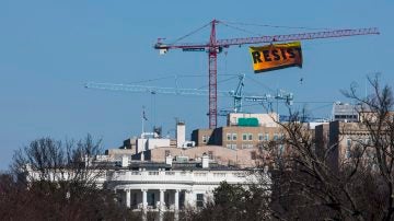 Cartel de Greenpeace junto a la Casa Blanca