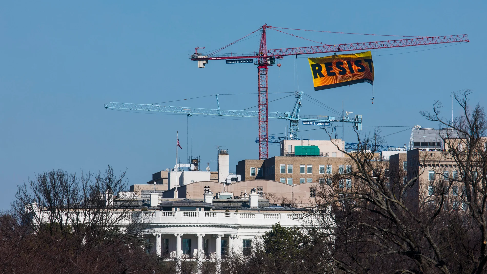 Cartel de Greenpeace junto a la Casa Blanca