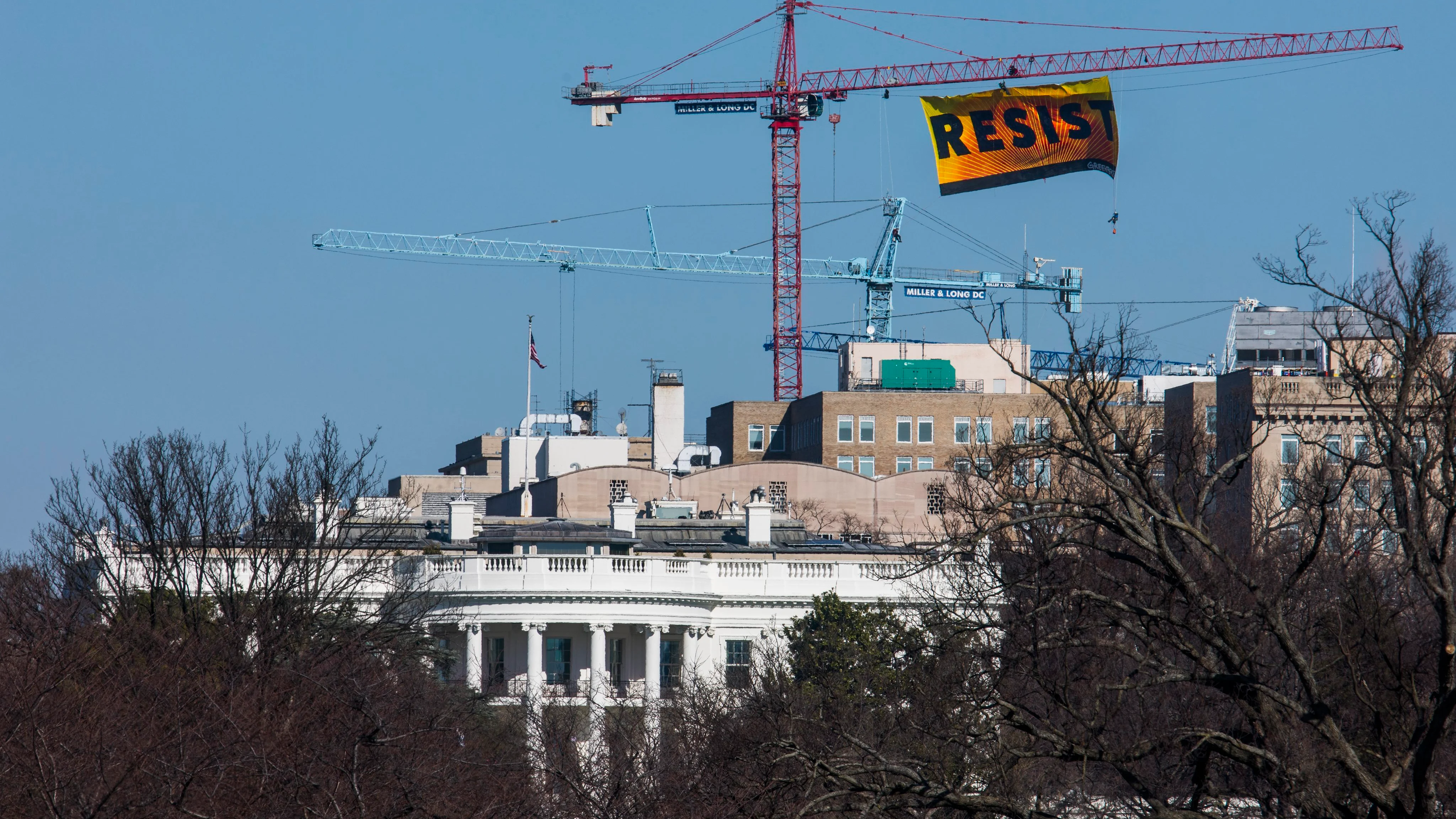 Cartel de Greenpeace junto a la Casa Blanca