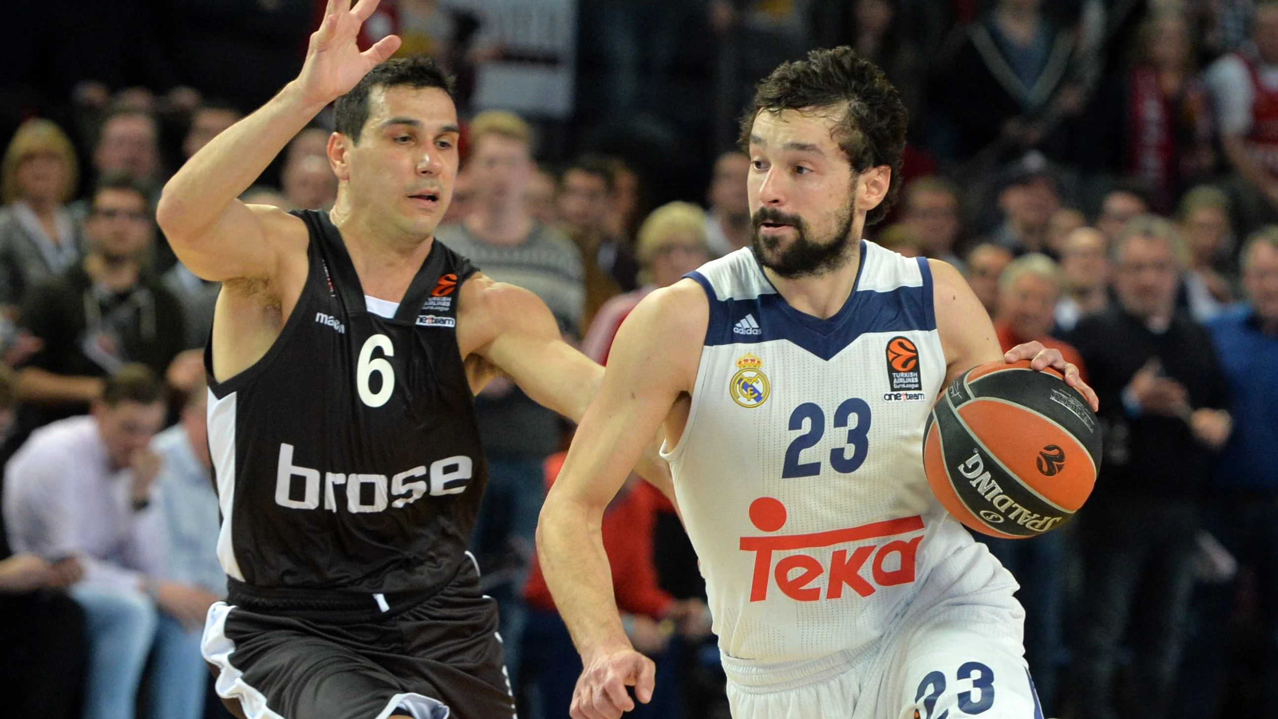 Sergio Llull, en acción ante Nikolaos Zisis