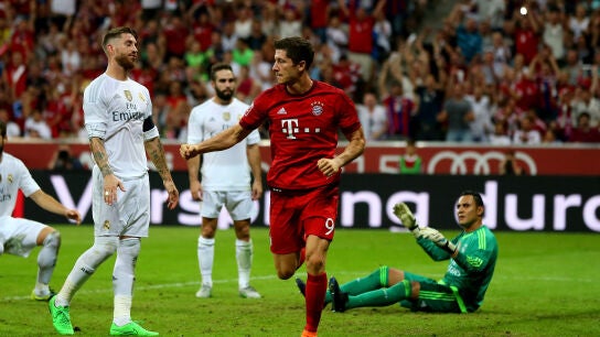 Lewandowski celebra un tanto frente al Real Madrid