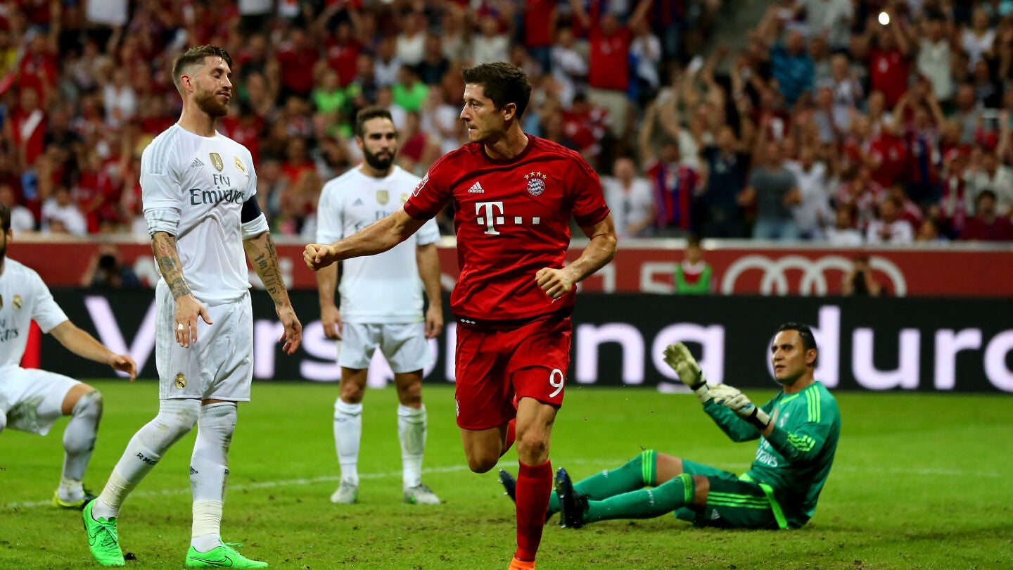 Lewandowski celebra un tanto frente al Real Madrid
